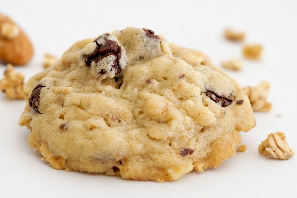 Granola Cookies with Chocolate and Roasted Almonds combine your favorite granola with toasted almonds and dark chocolate. - Bake or Break