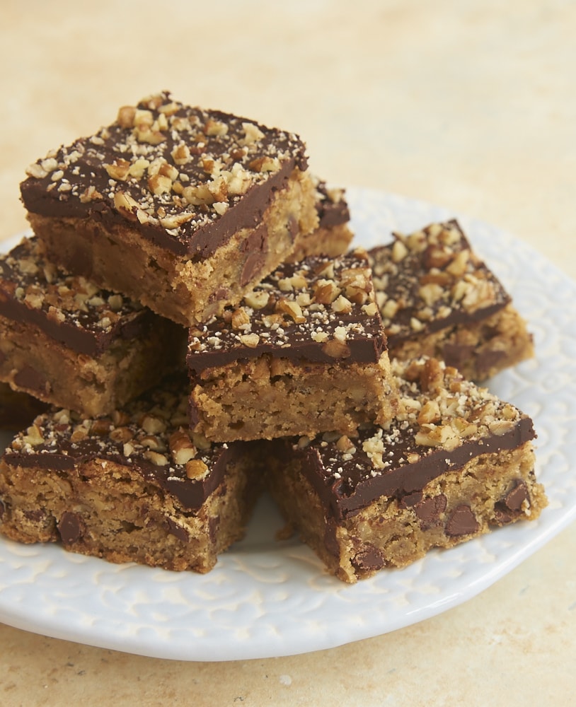 Simple blondies get all dressed up with a rich ganache topping in these Chocolate Chip Ganache Blondies! - Bake or Break