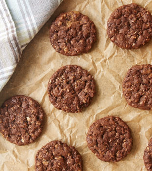 Plenty of chocolate and a hint of spice make these Chocolate Oatmeal Biscoff Cookies irresistible! - Bake or Break